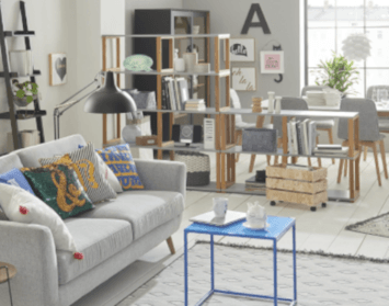 Regály môžu poslúžiť aj ako stena