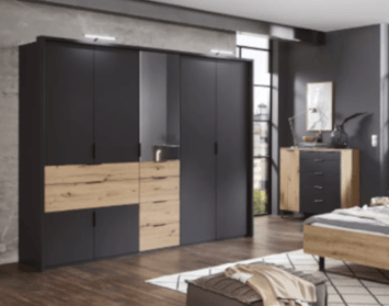 Veľká šatníková skriňa je snom každej ženy