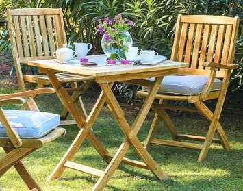 Posedenie vonku – aký je ideálny nábytok na terasy či do záhrad?