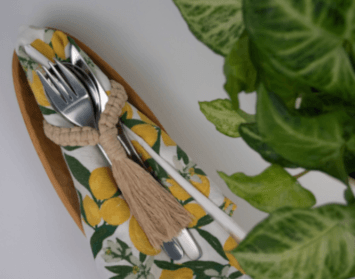 Ozvláštnite stôl jednoduchou a efektnou dekoráciou. Ako ju vyrobiť?