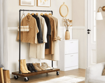 Stojany na šaty – úložné riešenie, ktoré si zamilujete