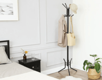 Nástenné a stojanové vešiaky – šikovní pomocníci do každého bytu