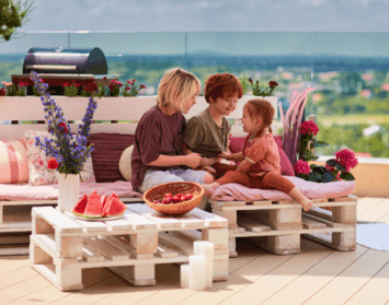 Paletové sedenie: ako premeniť palety na štýlový nábytok