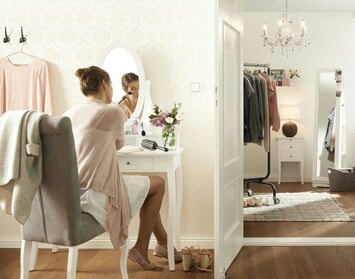 Obsadená alebo malá kúpeľňa? Pomôže moderný toaletný stolík