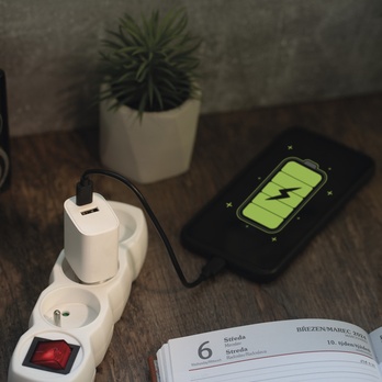 USB adaptér BASIC biela, 1x USB-A, 1x USB-C, 15W 1