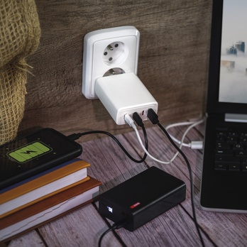 USB adaptér GAN biela, 1x USB-A, 3x USB-C, 120W 1
