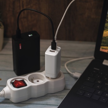 USB adaptér GAN biela, 1x USB-A, 2x USB-C, 65W 1