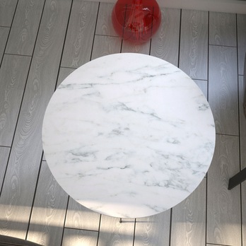 Prístavný stolík SANDALF biely mramor/čierna 2